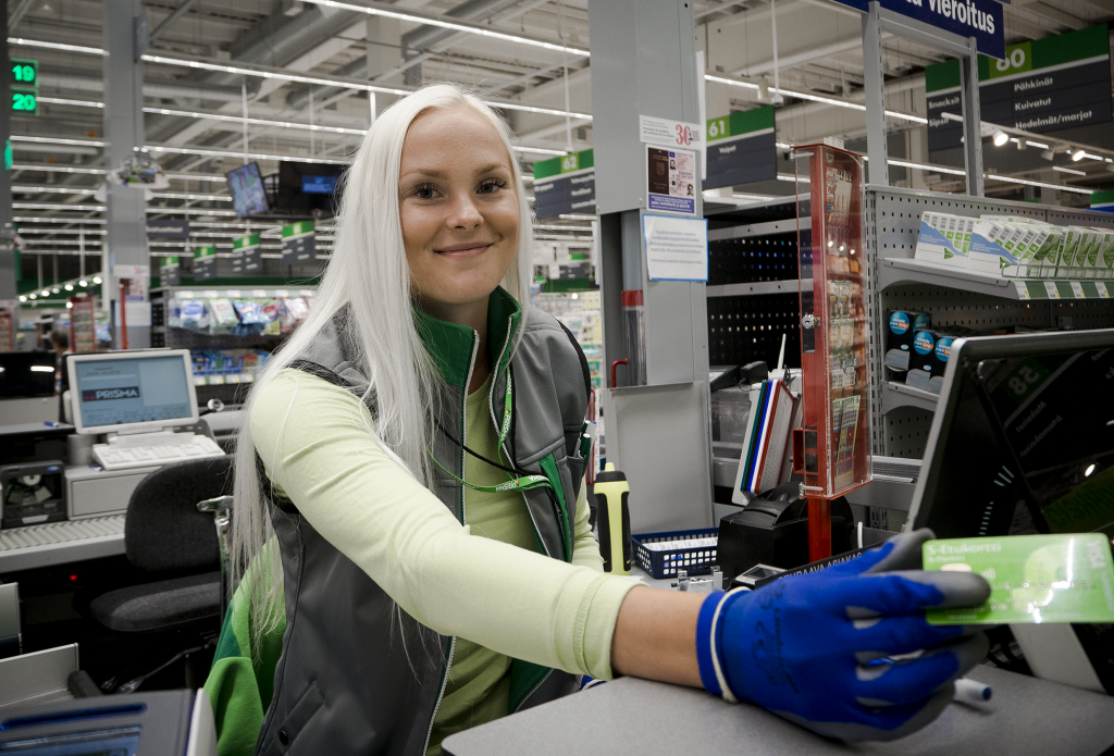 Janina on kesätöissä S-ryhmän Prismassa myyjänä. Kuva: Siiri Huttunen
